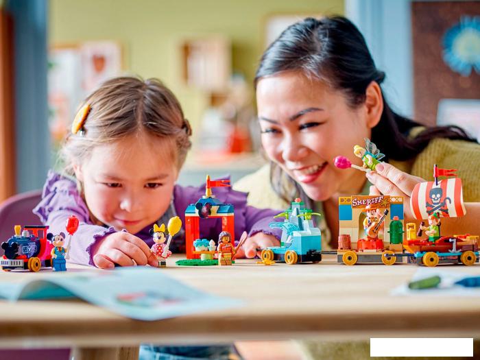 Конструктор LEGO Disney 43212 Праздничный поезд Диснея