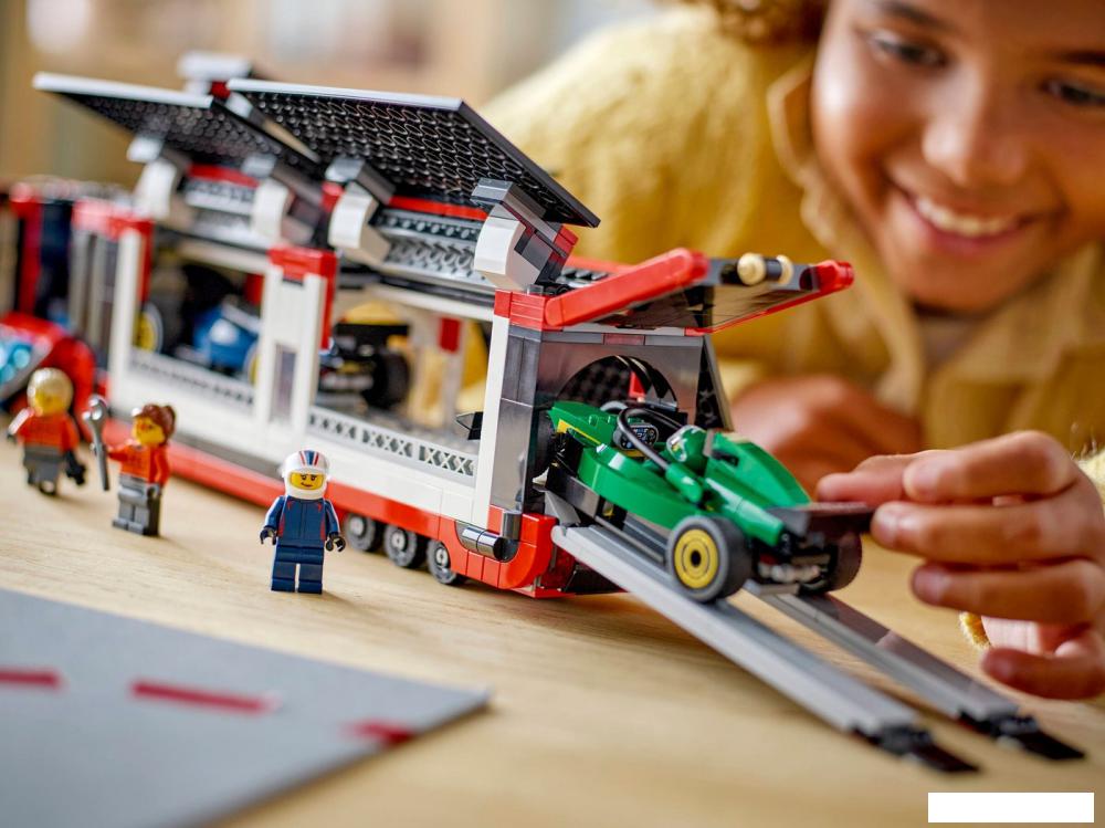 Конструктор LEGO City 60445 Грузовик F1 с болидами RB20 и AMR24 F1