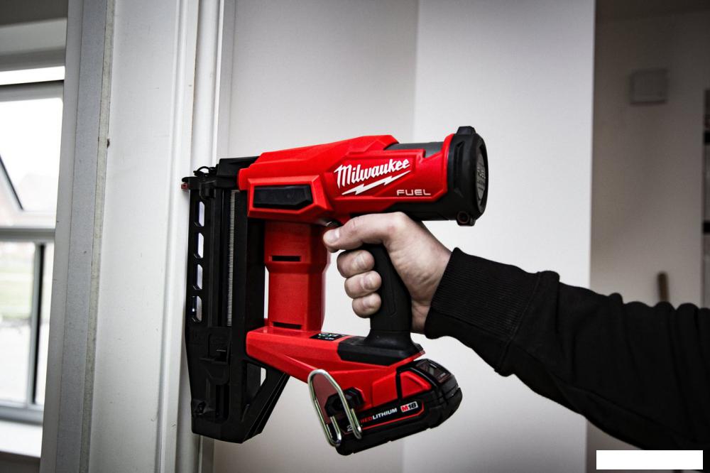 Гвоздезабиватель Milwaukee M18 FN16GS-0X Fuel 4933493353 (без АКБ, кейс)