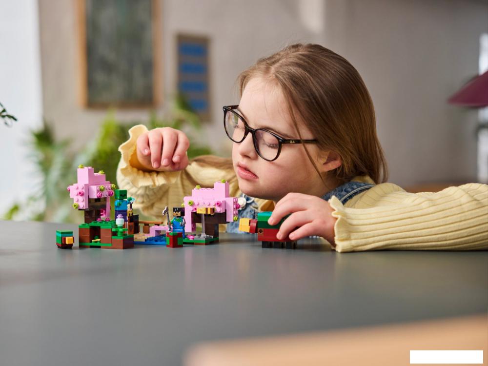 Конструктор LEGO Minecraft 21260 Сад цветущей сакуры