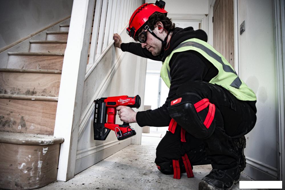Гвоздезабиватель Milwaukee M18 FN16GS-0X Fuel 4933493353 (без АКБ, кейс)