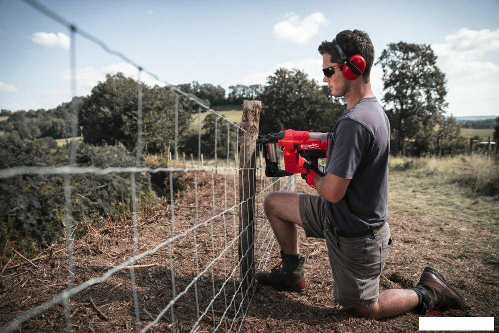 Milwaukee M18 FUEL M18FFUS-302C 4933479832 (с 2-мя АКБ 3 Ач, кейс)