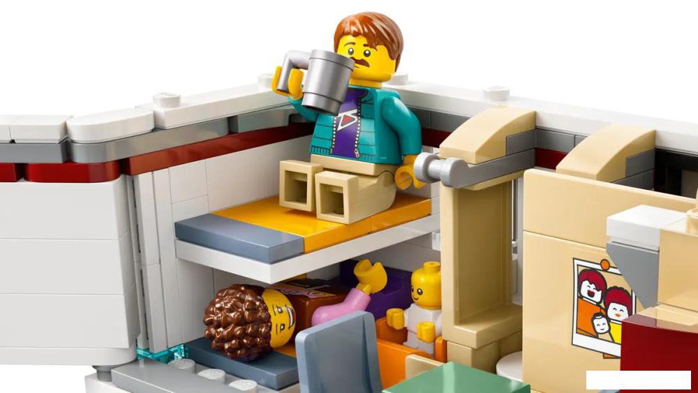 Конструктор LEGO City Кемпер-фургон для отдыха и приключений 60454