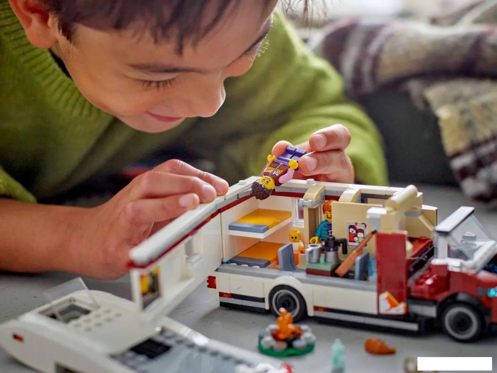 Конструктор LEGO City Кемпер-фургон для отдыха и приключений 60454