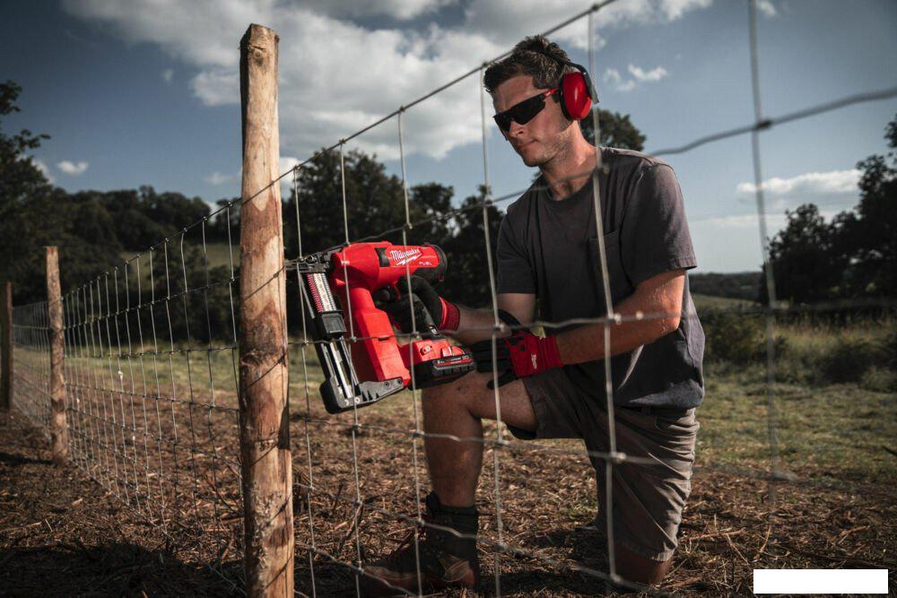 Milwaukee M18 FUEL M18FFUS-302C 4933479832 (с 2-мя АКБ 3 Ач, кейс)