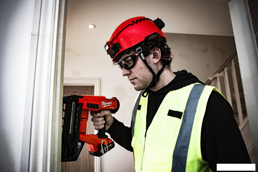 Гвоздезабиватель Milwaukee M18 FN16GS-0X Fuel 4933493353 (без АКБ, кейс)