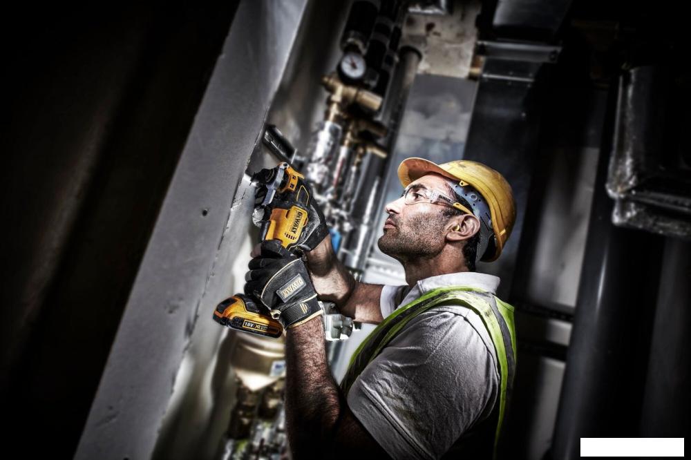 Шлифмашины DeWalt DCS356NT (без АКБ, кейс)